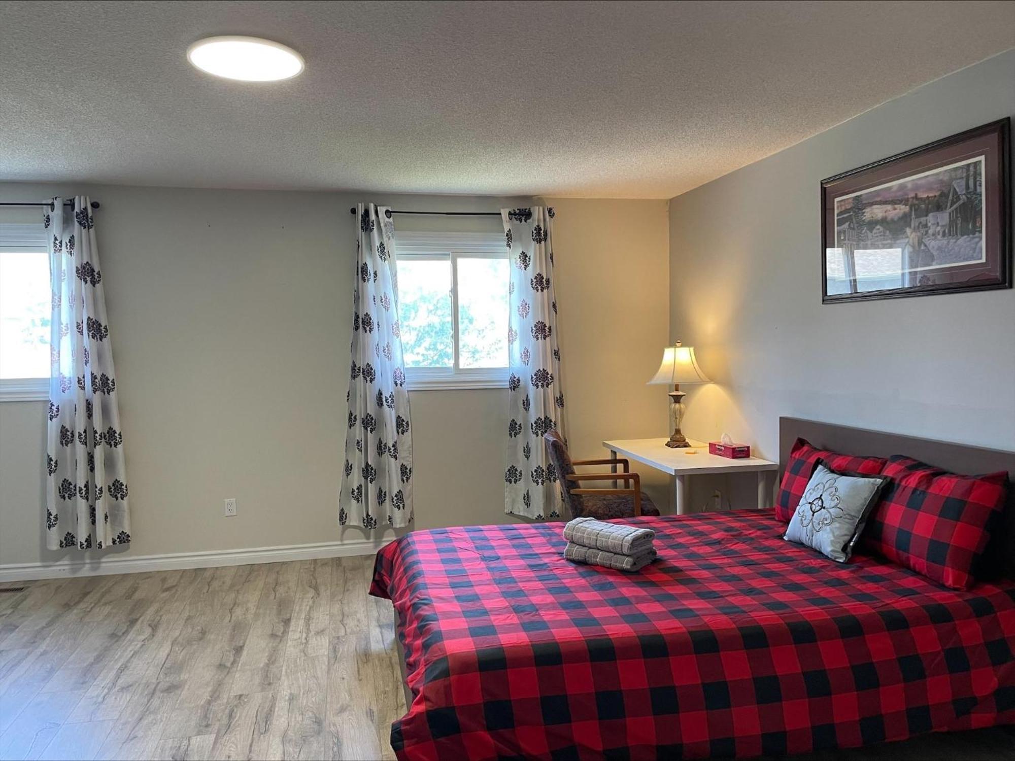 Bhf Near College & Hosp Self-Service Check-In So Fast Net Free Parking In Barrie Exteriér fotografie